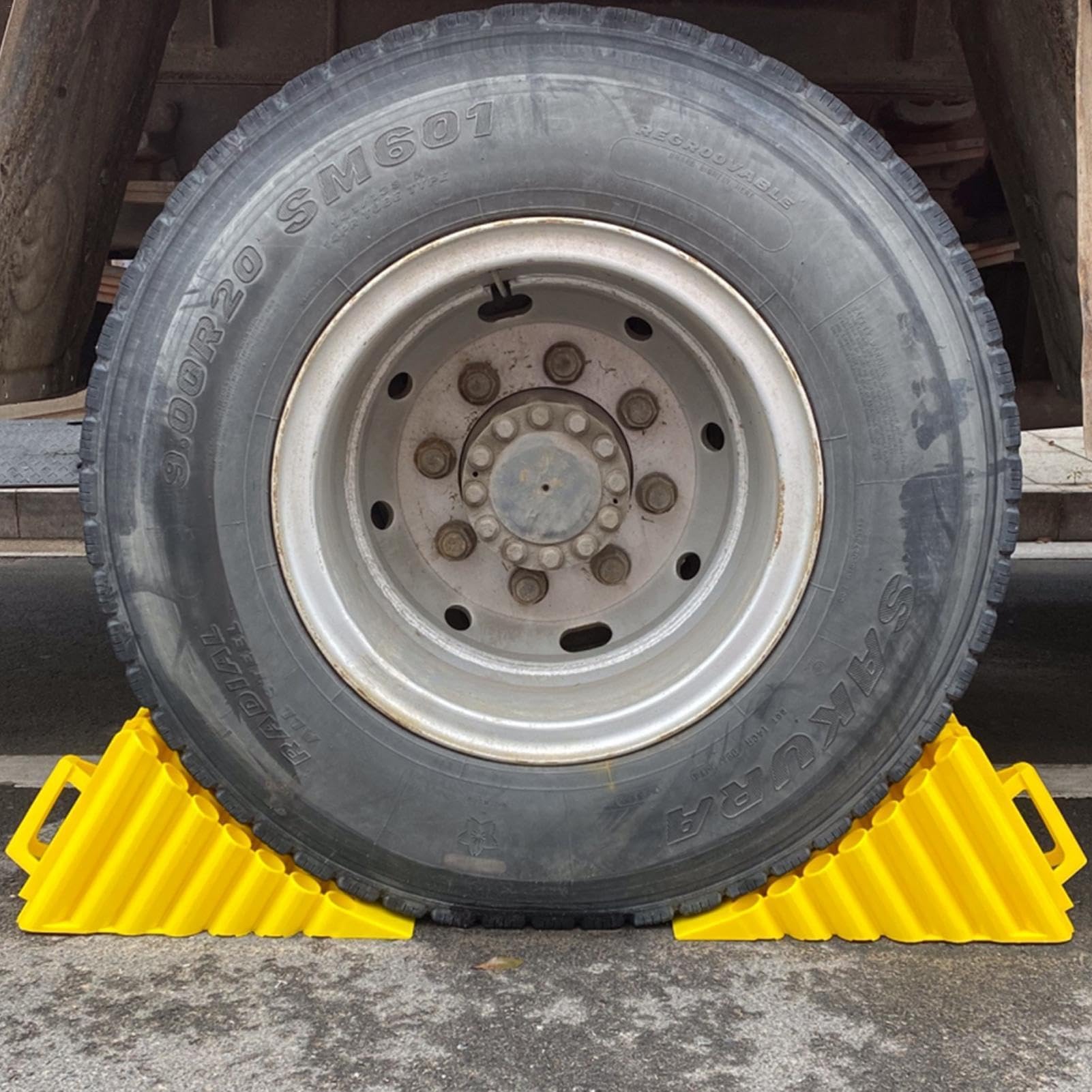 Amazon | 自動車用輪止め、車輪止め | ビスタ滑り止めタイヤチョック